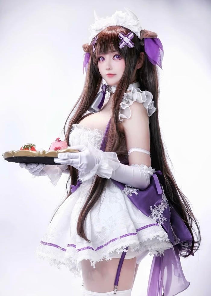 Hình cosplay bò sữa khiến khung hình trở nên đầy kích thích