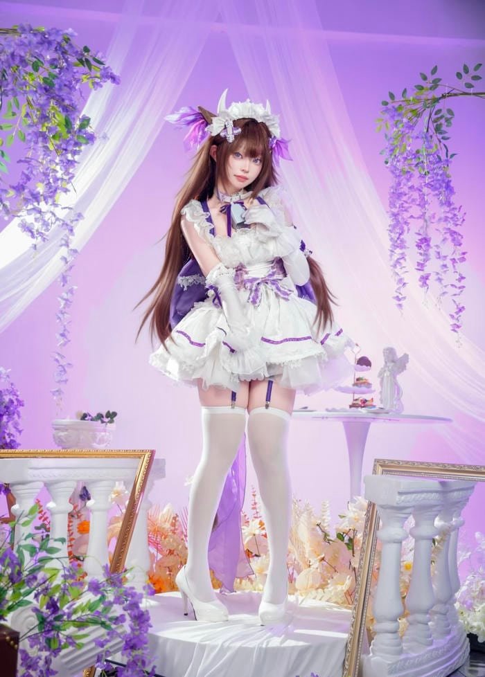 Hình cosplay bò sữa phô diễn hình thể quyến rũ trước ống kính
