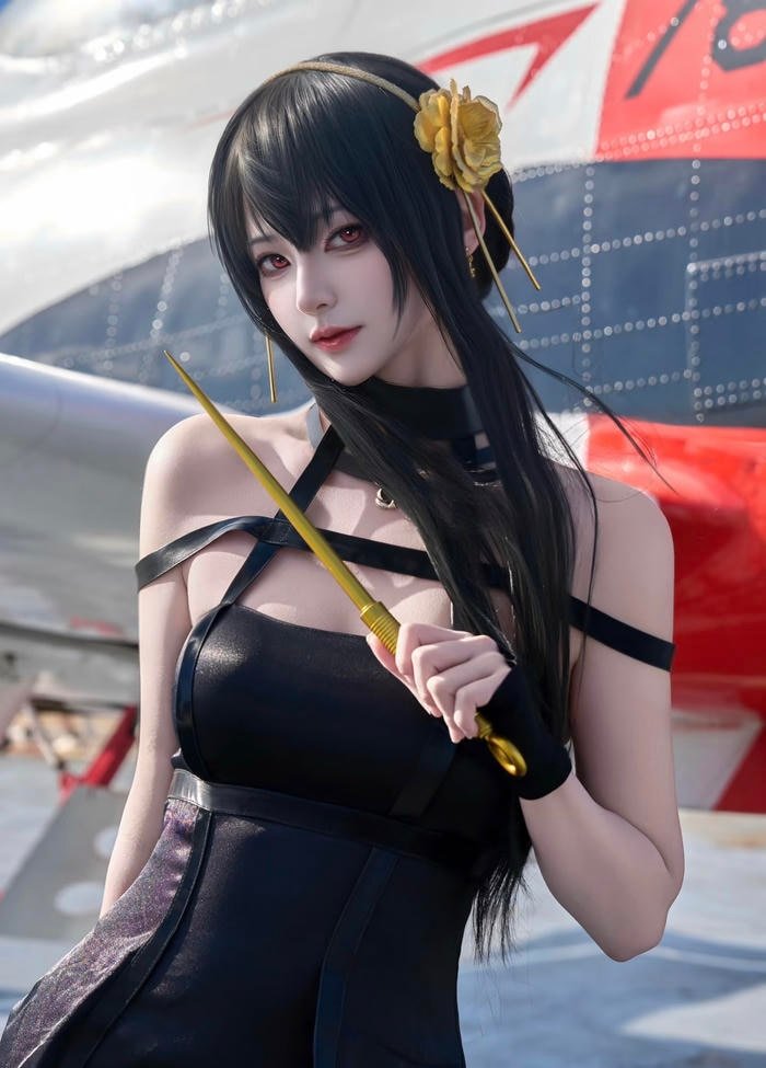 Hình yor forger cosplay mang không khí bí ẩn rất thu hút