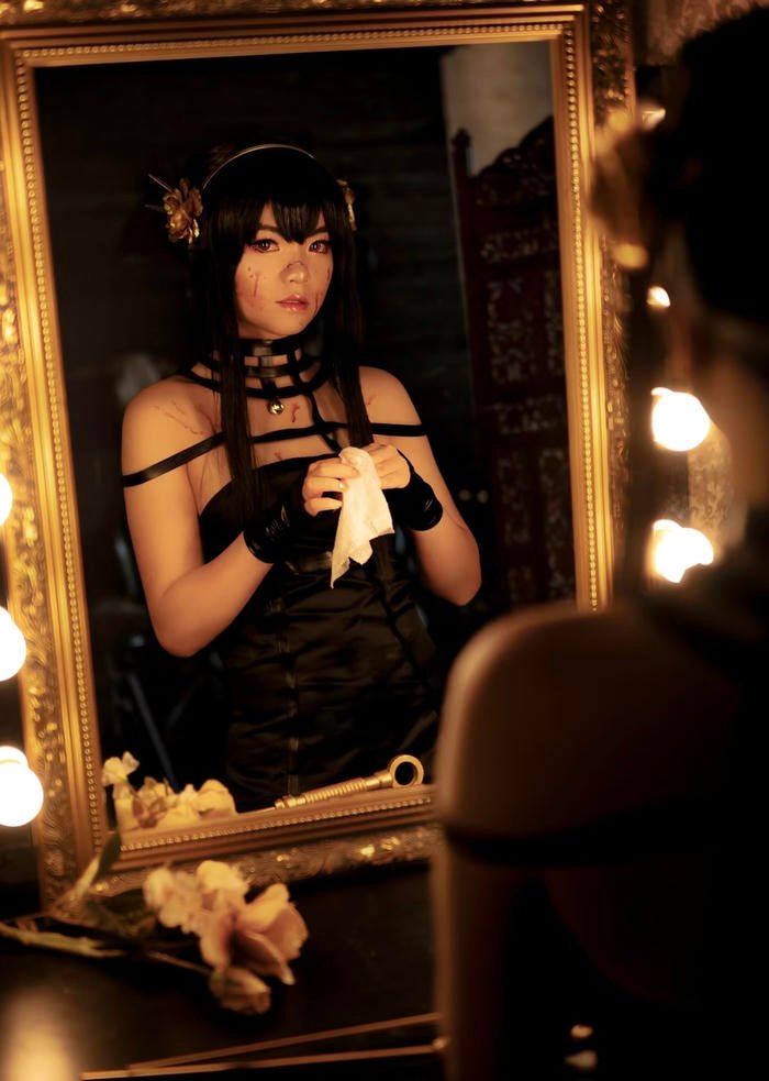 Hình yor forger cosplay tạo bầu không khí quyến rũ khó tả