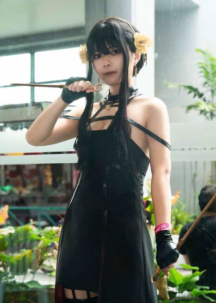 Hình yor forger cosplay toát ra sức hút khó nắm bắt