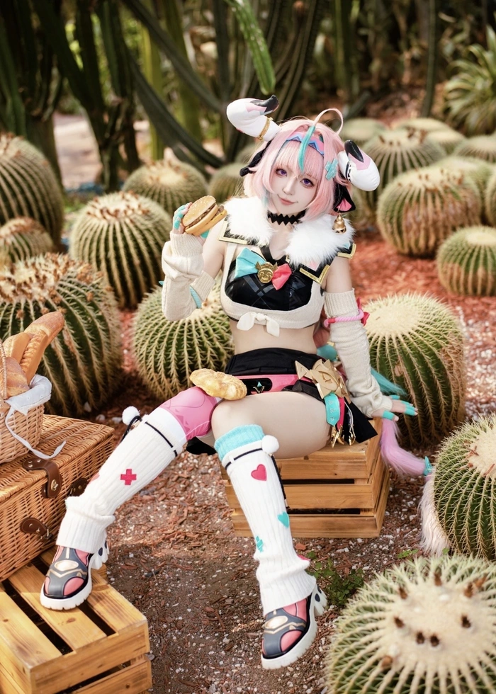 Nữ cosplayer mặc đồ bò sữa phong cách anime