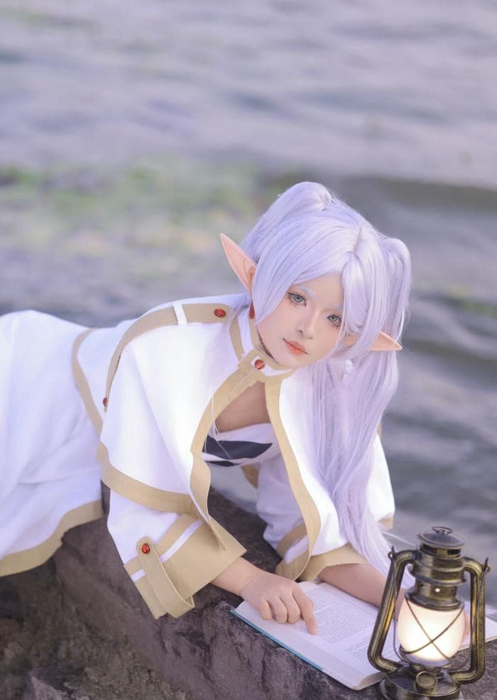 ảnh cosplay frieren ngoài trời