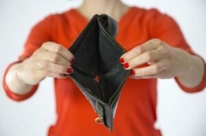 ảnh meme ví rỗng cảm giác sạch túi