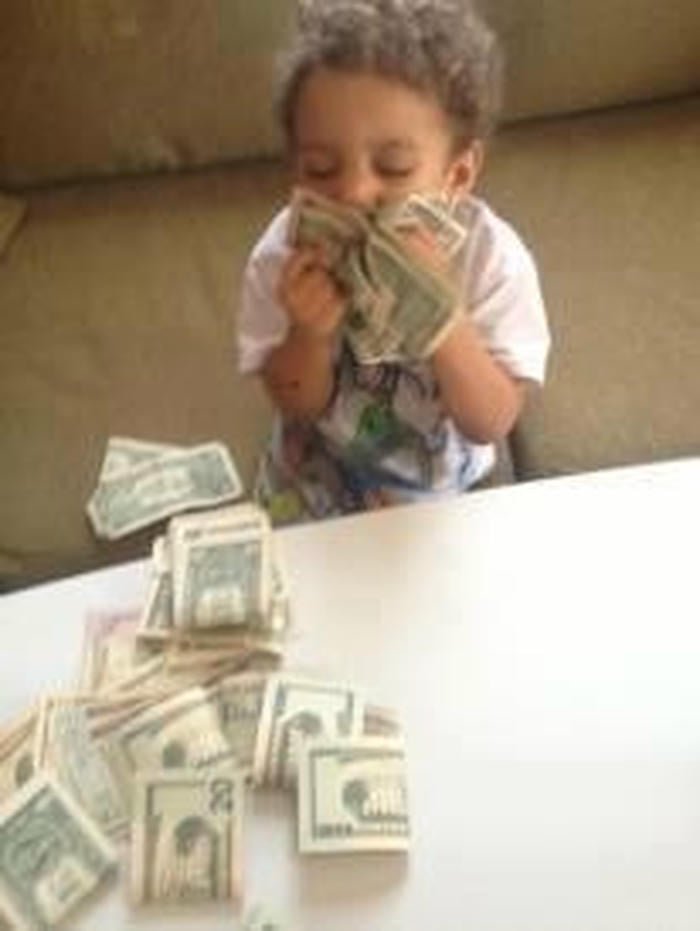 cảnh ôm hôn tiền mới lạ meme tiền