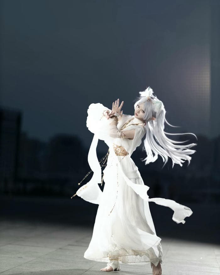 cosplay frieren thanh lịch