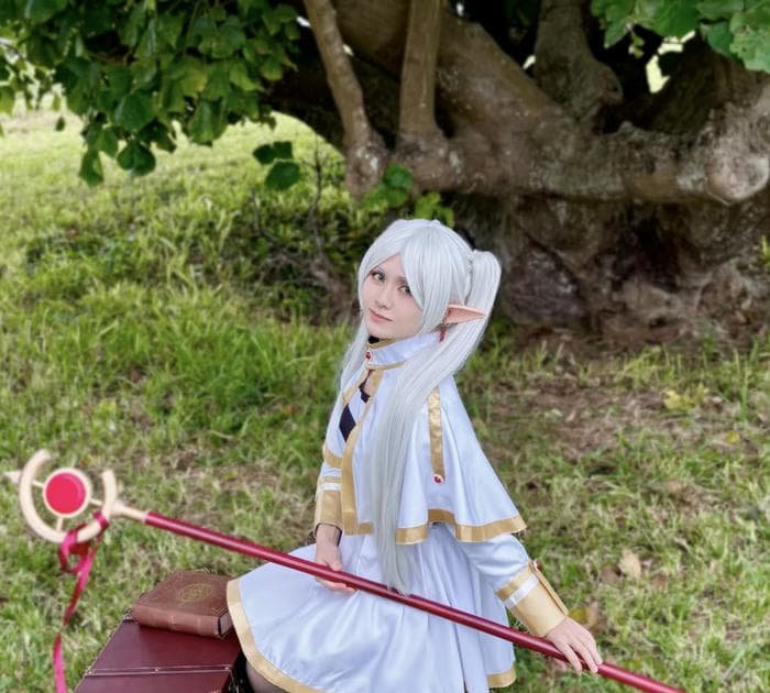 cosplay frieren tóc trắng