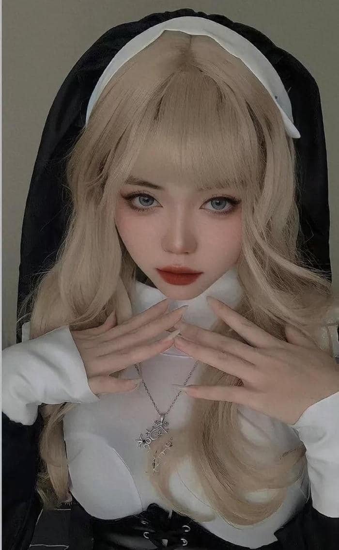 cosplay ma nữ mặc áo trắng