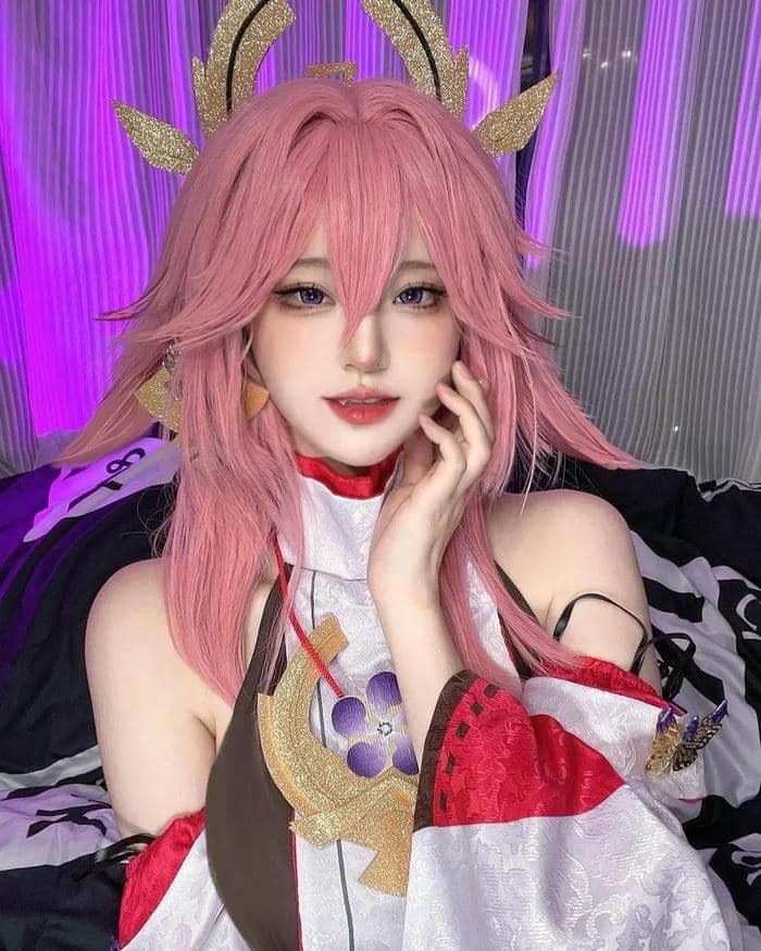 cosplayer yae miko tóc hồng