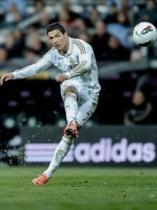 hình ảnh avatar ronaldo thi đấu sân cỏ