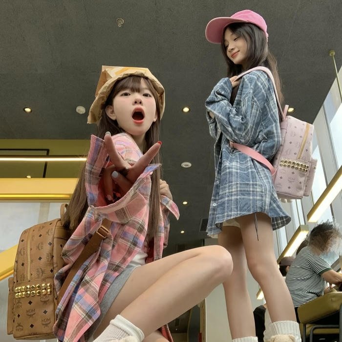 hình avatar bạn thân 2 người áo đôi cute