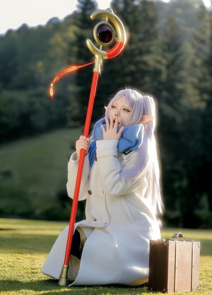 hình cosplay frieren buồn nhẹ