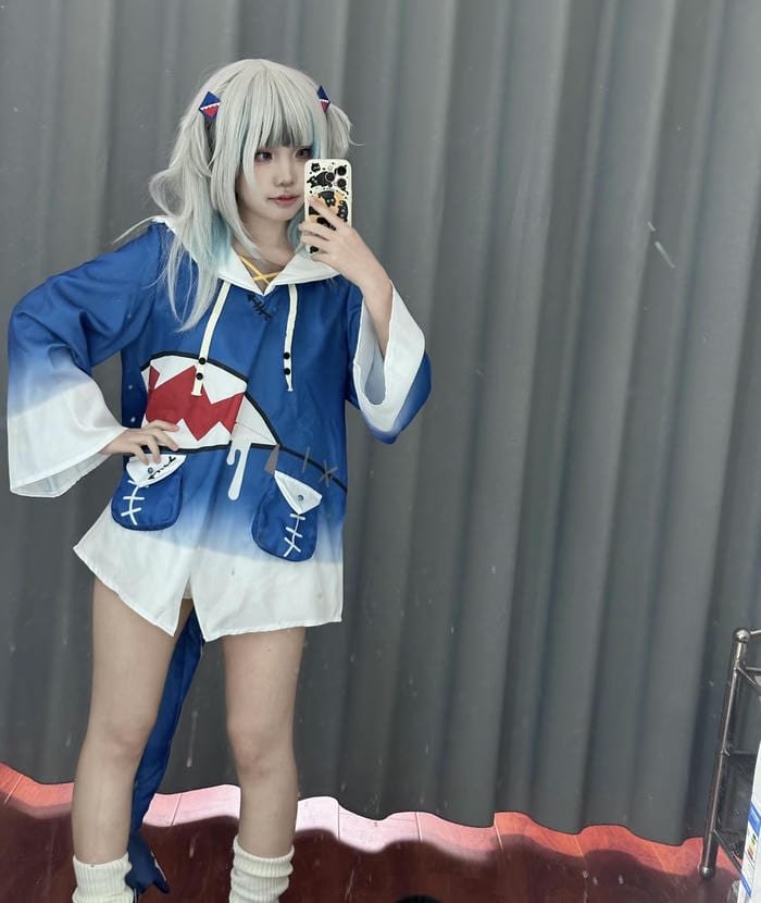 soft tone gura cosplay