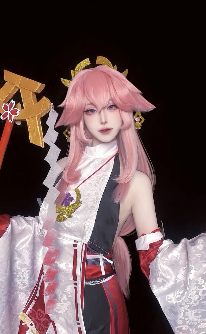 yae miko cosplay mặt lạnh