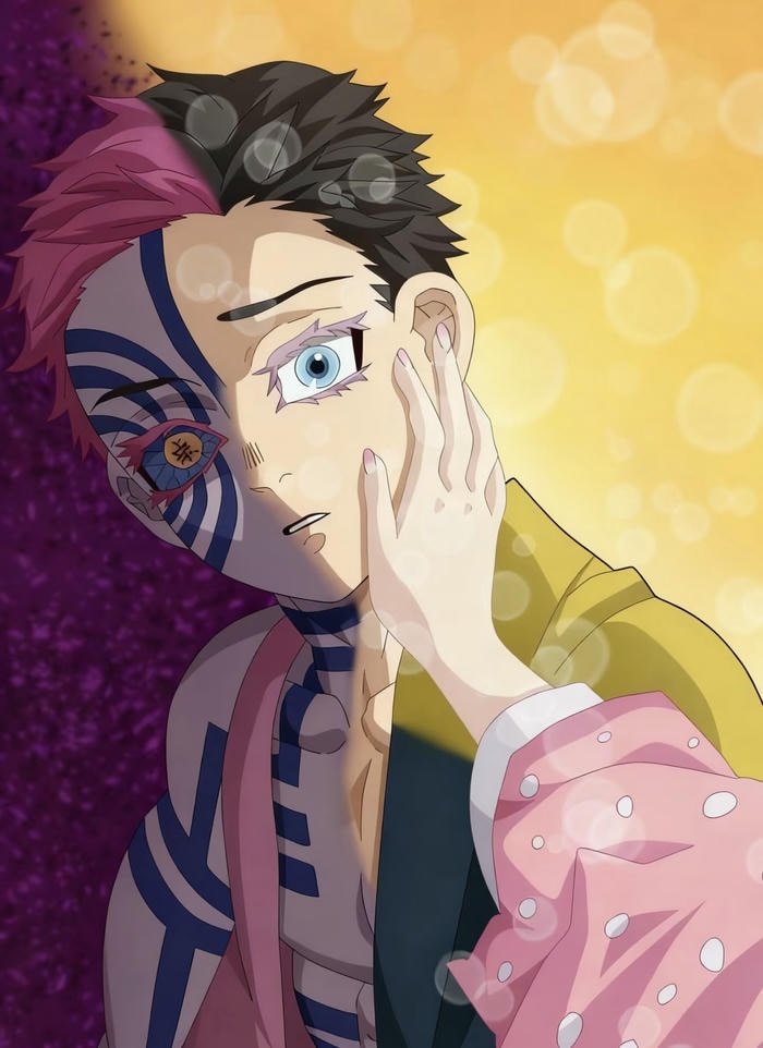 Akaza xuất hiện rõ trong khung hình