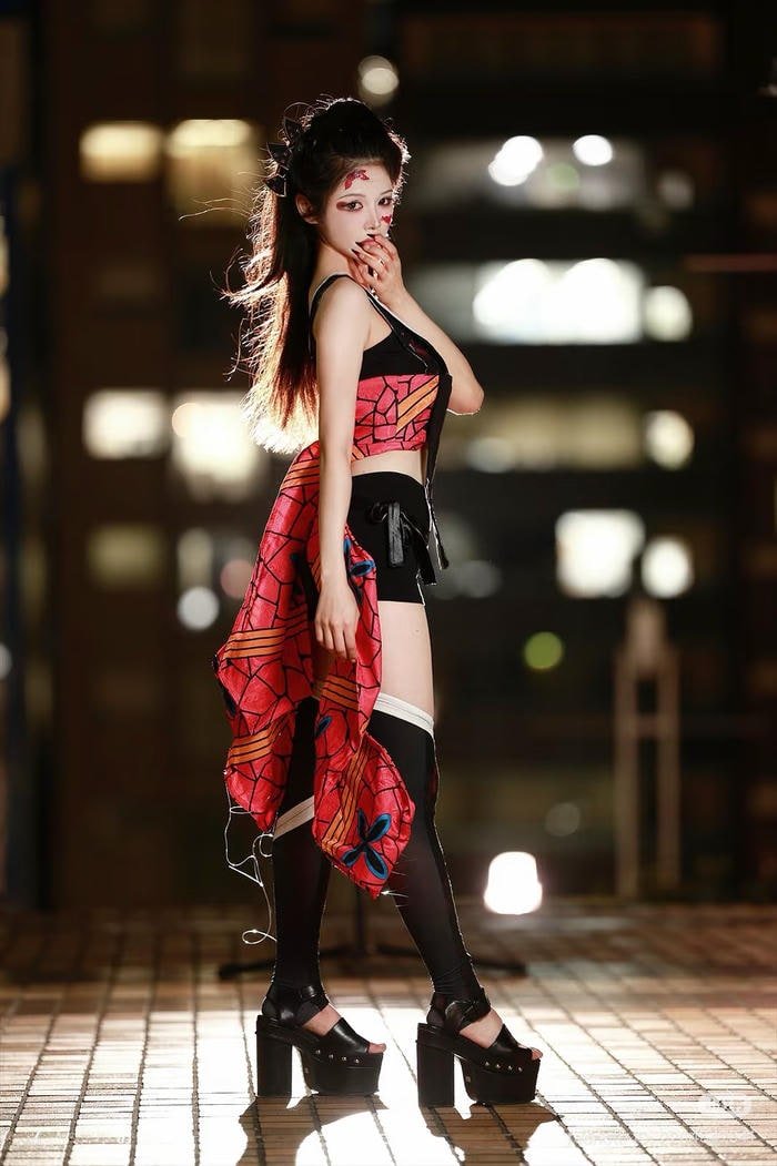 Ảnh cosplay daki tạo dáng đứng uyển chuyển