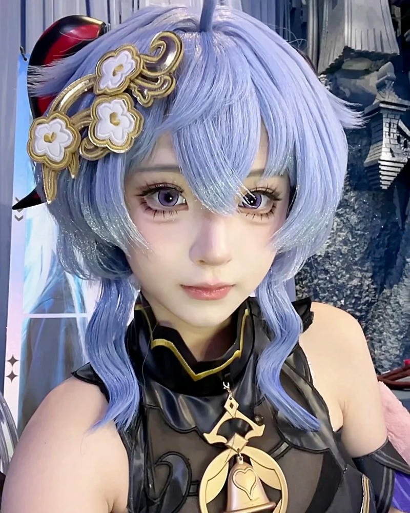 Ảnh cosplay ganyu cầm quả cầu băng xanh lam phát sáng