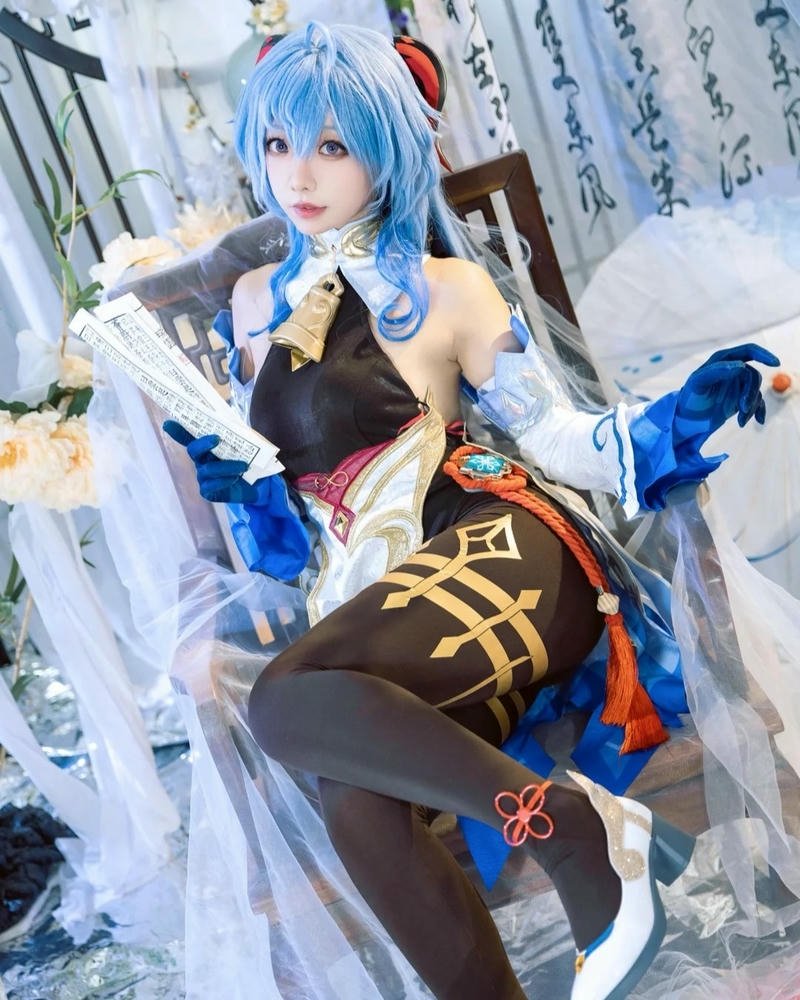 Ảnh cosplay ganyu công sở mặc vest đen lịch sự đẹp