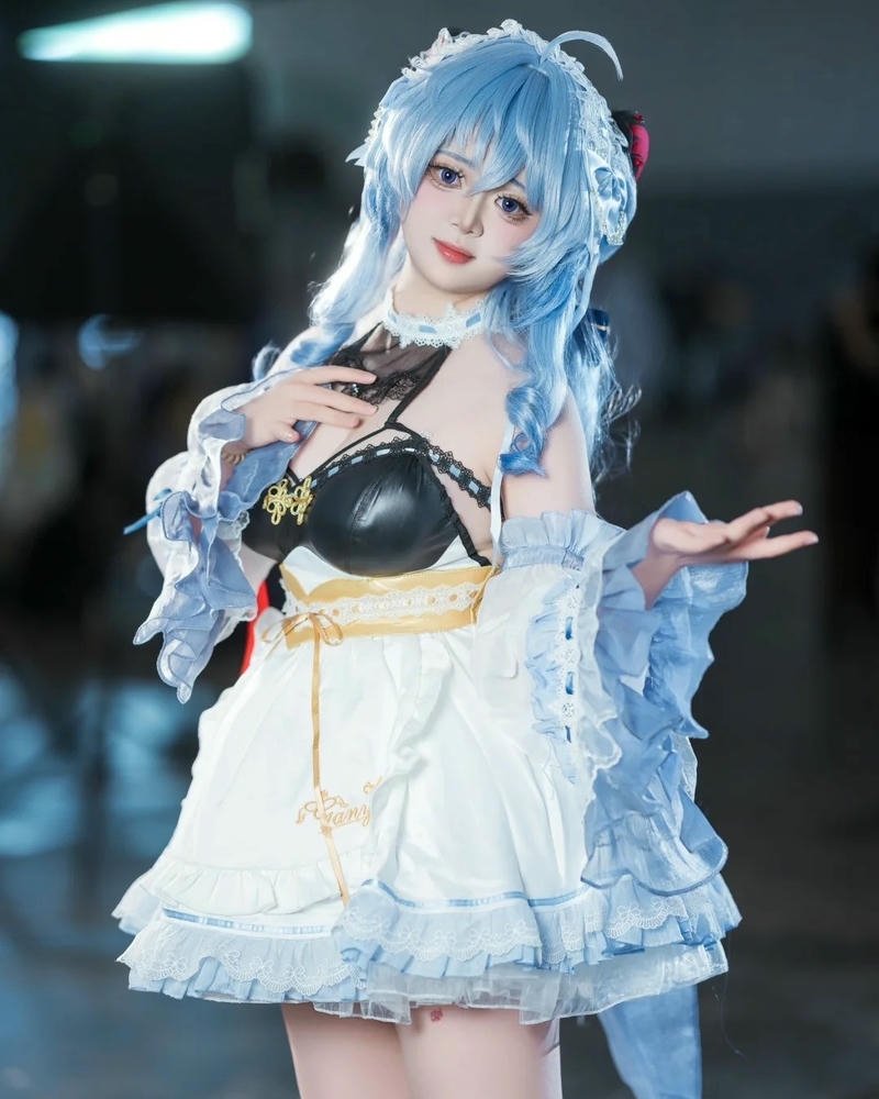 Ảnh cosplay ganyu cười tươi rạng rỡ dưới ánh nắng vàng