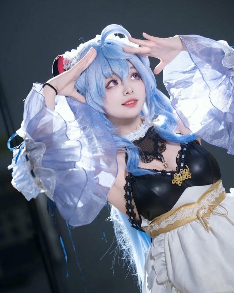 Ảnh cosplay ganyu mặc bikini xanh tắm hồ bơi mát mẻ