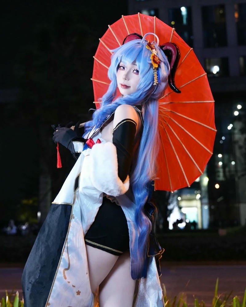 Ảnh cosplay ganyu mặc bodysuit đen bó sát dáng quyến rũ