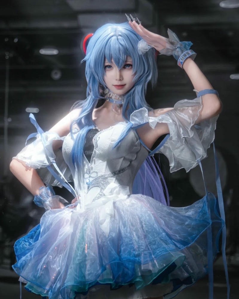 Ảnh cosplay ganyu mặc sườn xám cách tân khoe chân dài