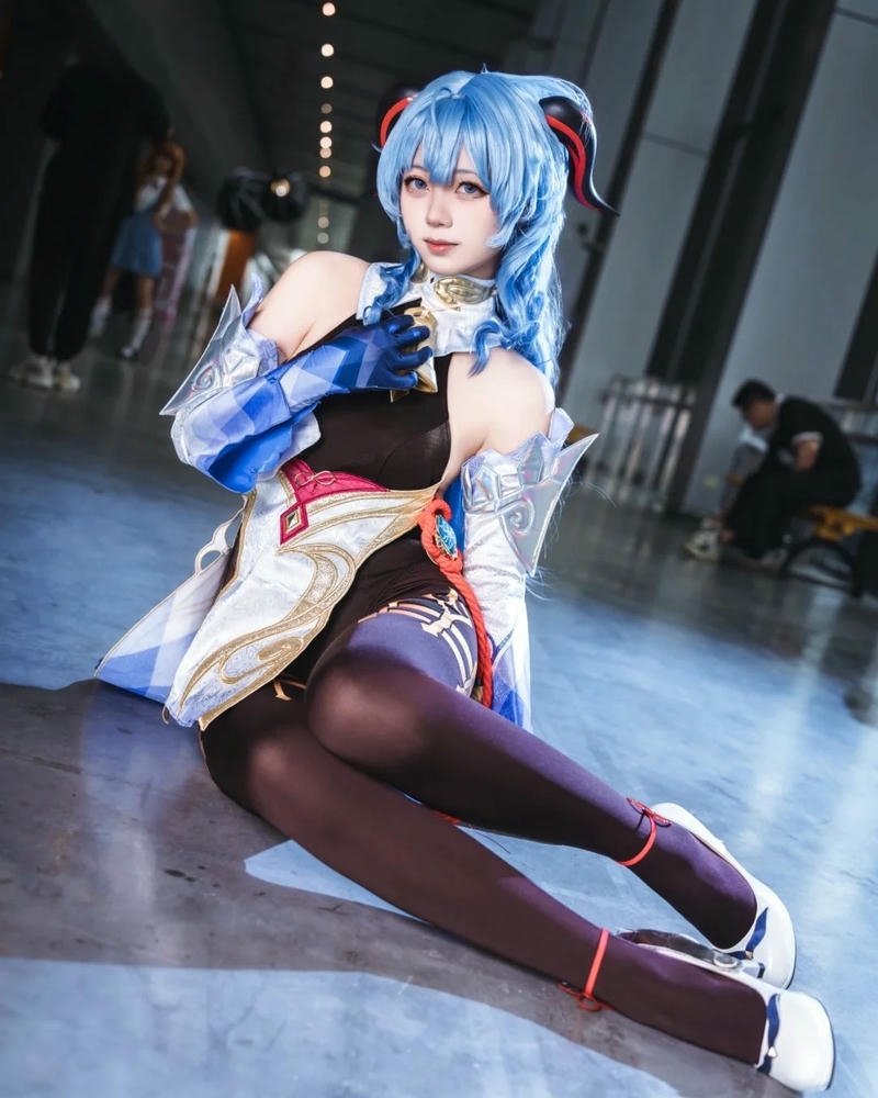 Ảnh cosplay ganyu nằm trên ghế sofa da đen sang chảnh