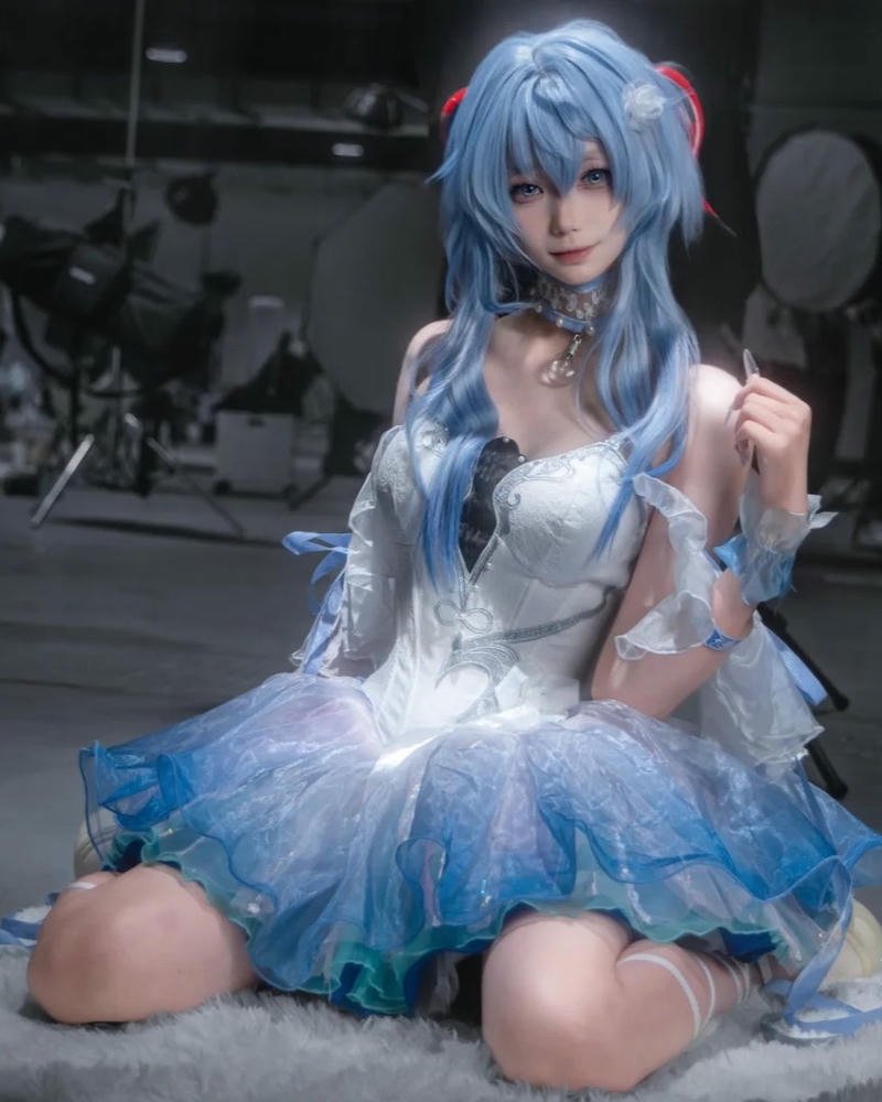 Ảnh cosplay ganyu ngồi bên cửa sổ ngắm mưa buồn bã