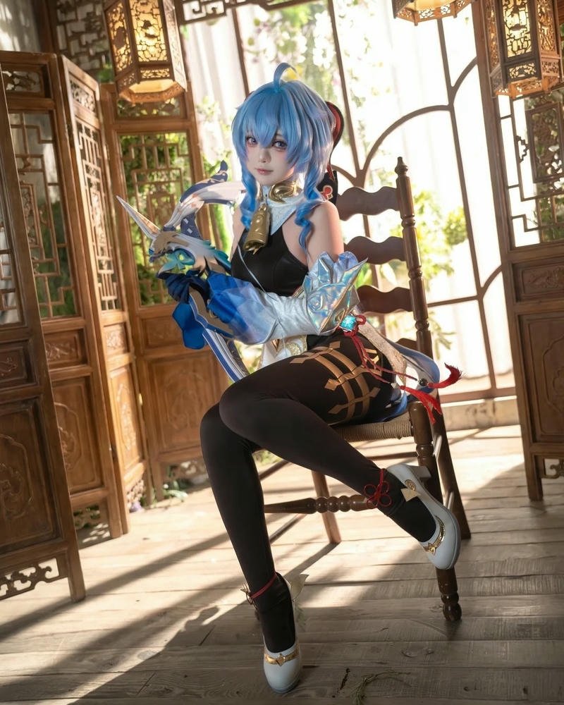Ảnh cosplay ganyu ngồi trên bãi cỏ xanh mướt thơ mộng