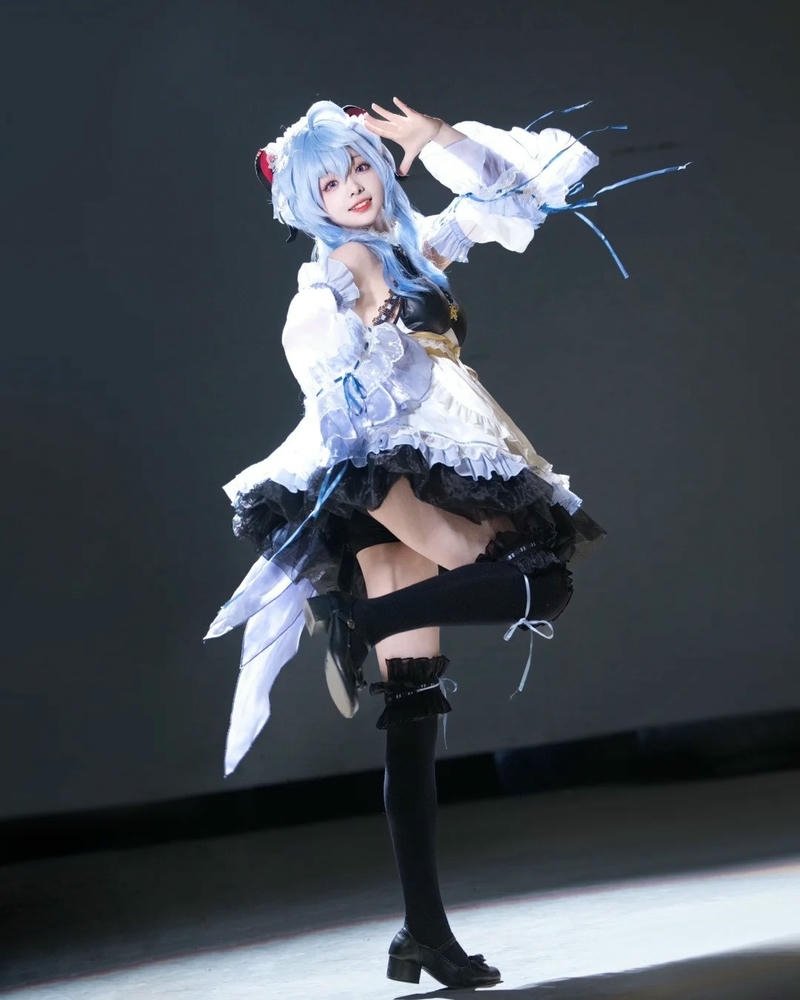 Ảnh cosplay ganyu sừng đỏ nằm trên giường tạo dáng sexy