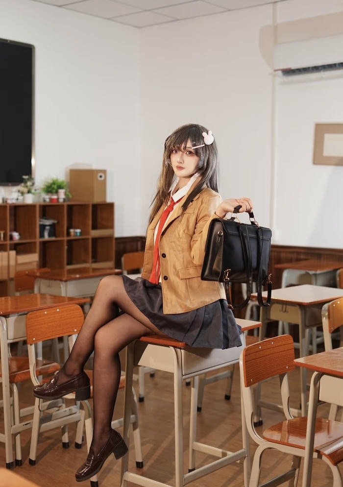 Ảnh cosplay nữ sinh dáng ngồi tự nhiên