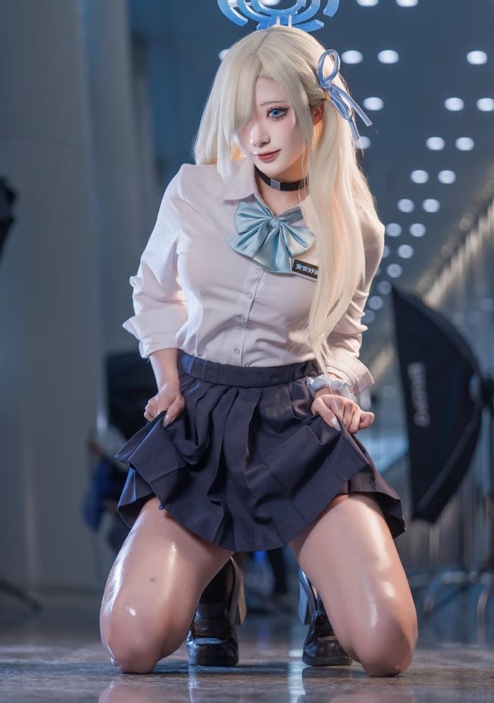 Ảnh cosplay nữ sinh quỳ bối cảnh trường học