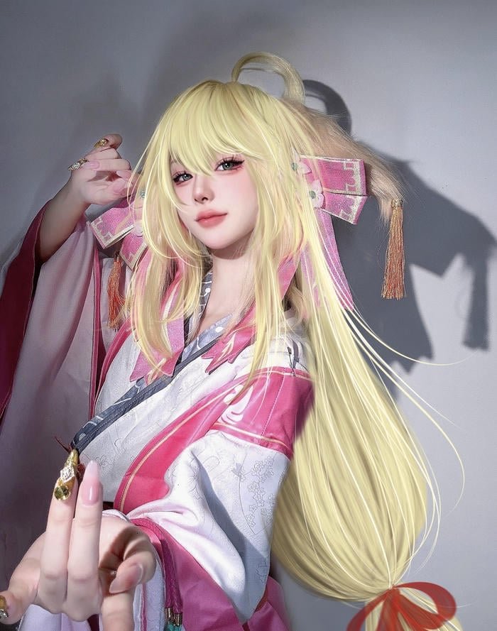 Ảnh cosplay trung quốc tạo dáng đứng nhẹ
