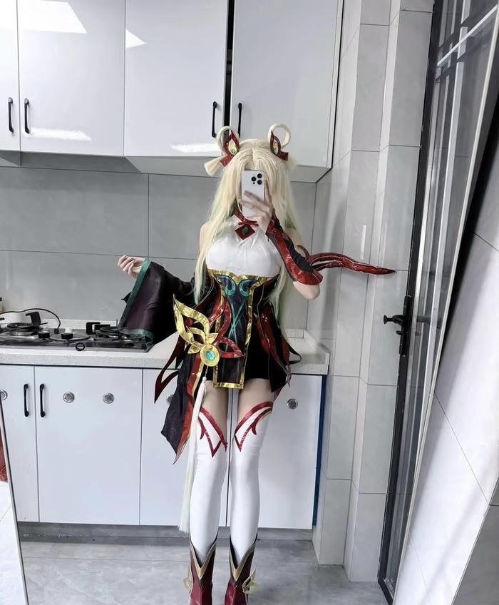 Ảnh irelia cosplay dáng chiến binh