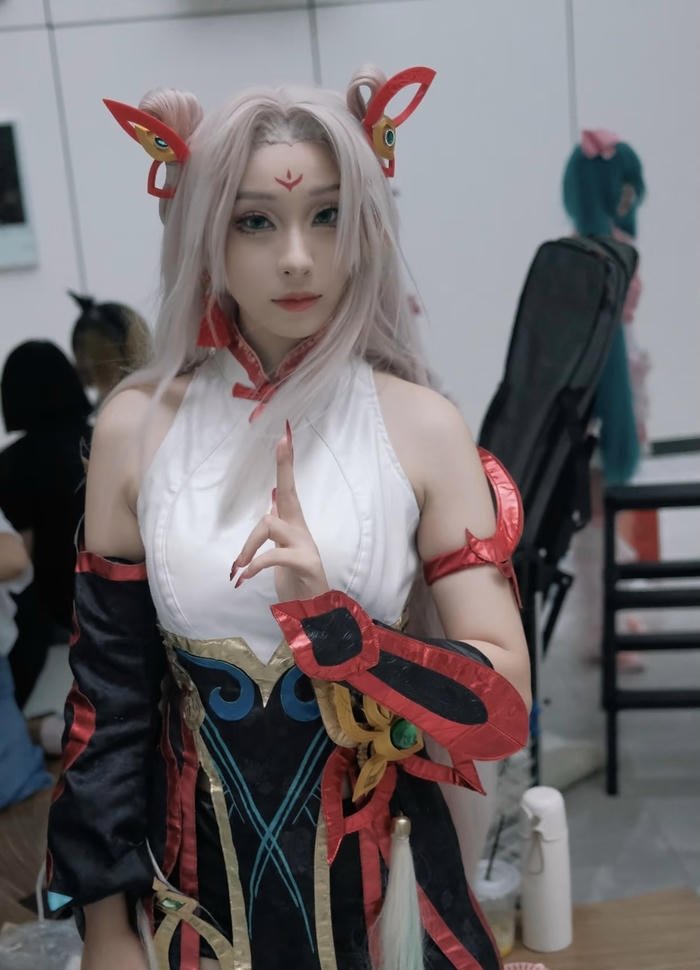 Ảnh irelia cosplay dáng đứng vững