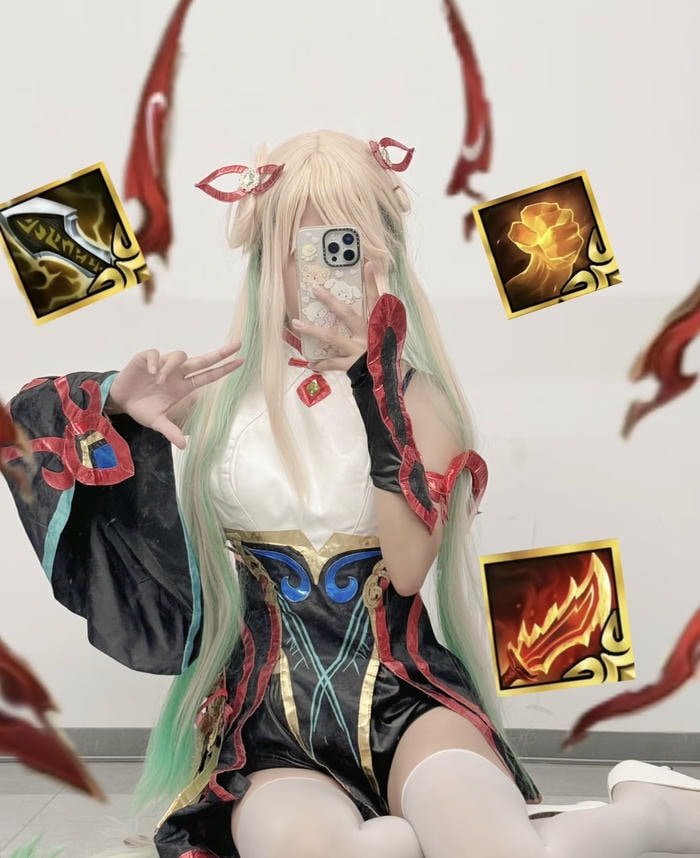 Ảnh irelia cosplay dáng ngồi bệt