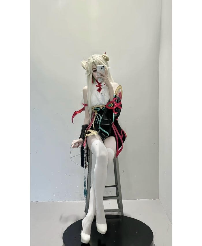 Ảnh irelia cosplay tạo dáng ngồi chéo chân