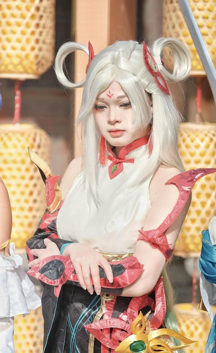 Ảnh irelia cosplay tóc trắng ngắn jpg