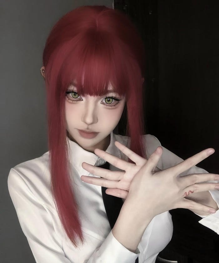 Ảnh makima cosplay biểu cảm lạnh lùng