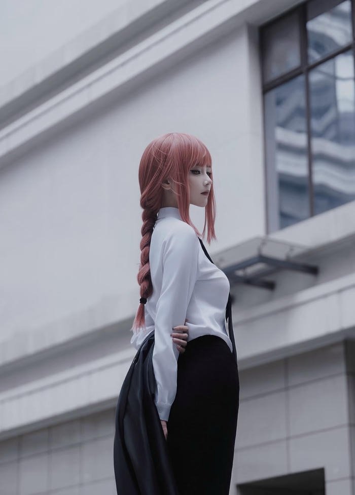 Ảnh makima cosplay dáng đứng nghiêng