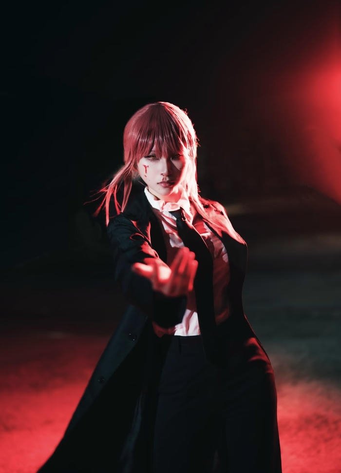 Ảnh makima cosplay dáng đứng thả lỏng