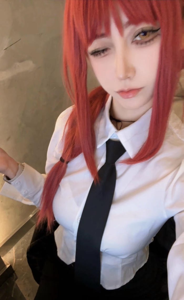 Ảnh makima cosplay nháy 1 mắt