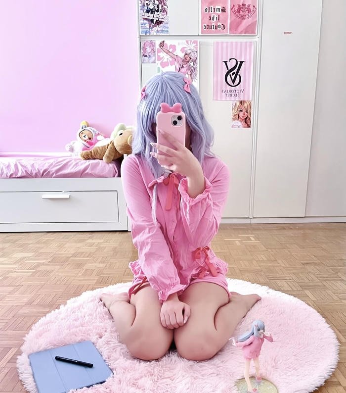 Ảnh sagiri cosplay áo hồng tinh khôi