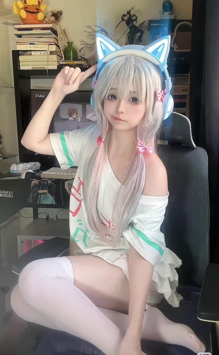 Ảnh sagiri cosplay dáng ngồi đáng yêu