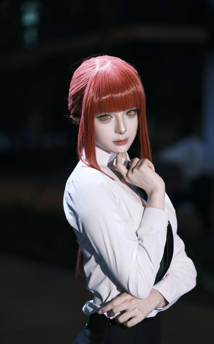 Bức ảnh makima cosplay đôi mắt vàng