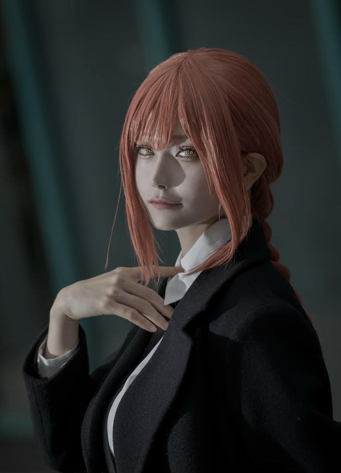 Bức ảnh makima cosplay mặc vest đen