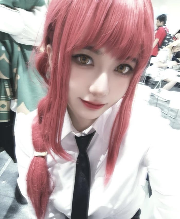 Bức ảnh makima cosplay nụ cười nhạt