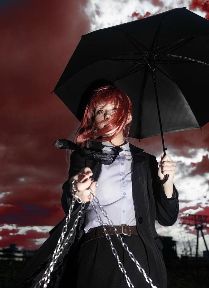 Bức ảnh makima cosplay tư thế cầm ô jpg