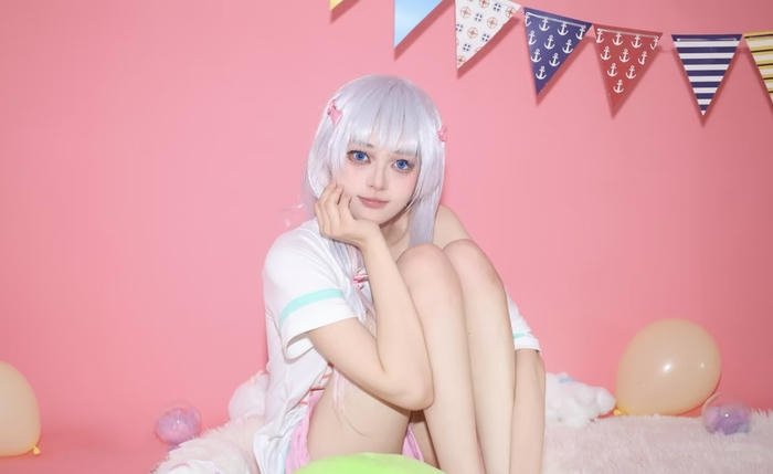 Bức ảnh sagiri cosplay đôi mắt xanh