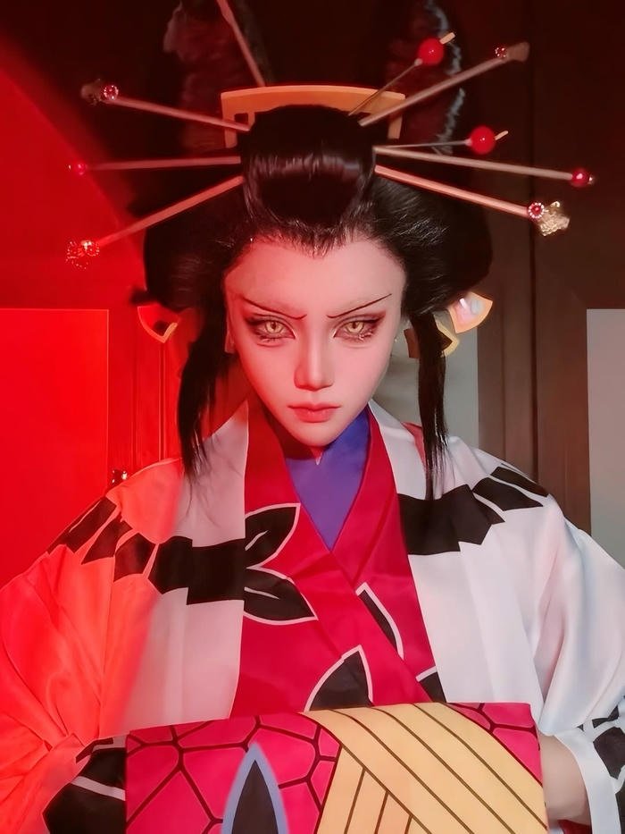 Bức hình cosplay daki ánh nhìn lạnh